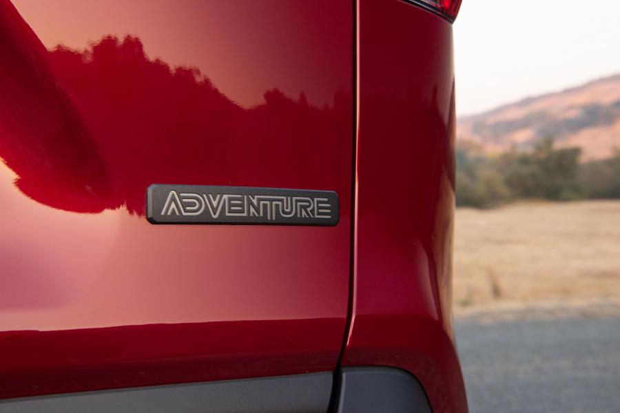 Логотип Toyota RAV4 Adventure 2018 года  (NA) (фото 141 из 196)